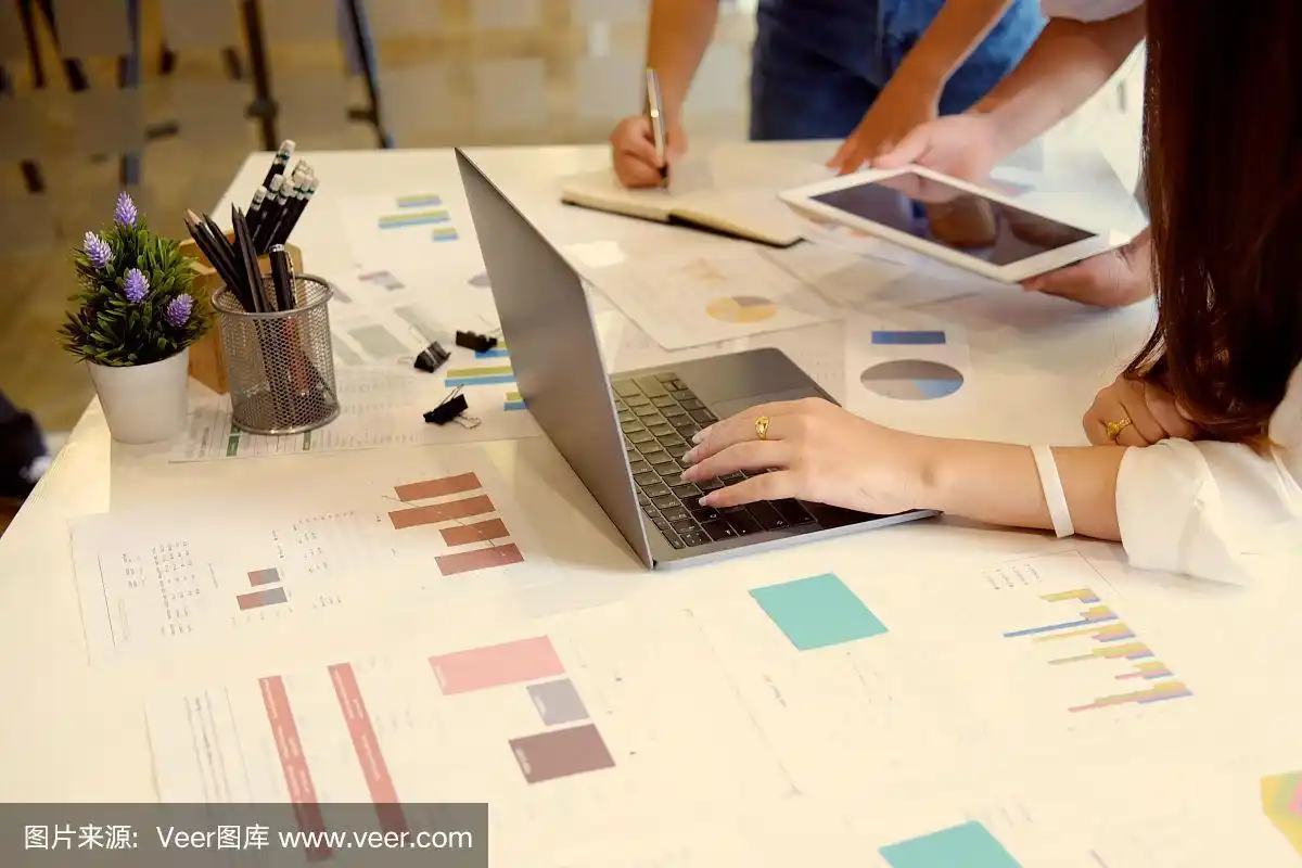 年轻的设计师团队在他们的办公室一起工作