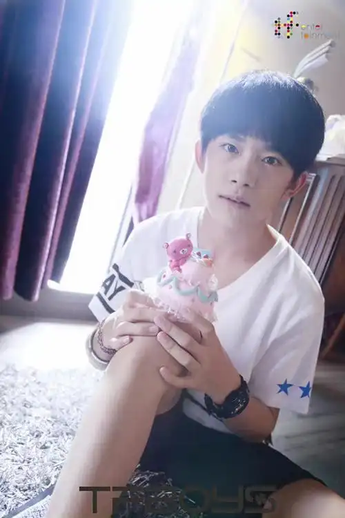 易烊千玺超话2015 /0721 /150721官网图清泉淌过#四字 易烊千玺 yyqx