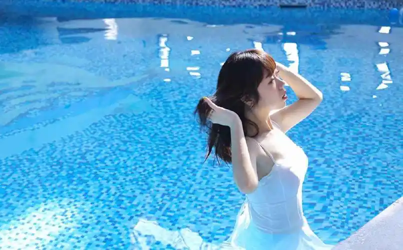 一组性感泳衣美女照片分享给大家,写真中美女身穿黑色低胸内衣泳装,外