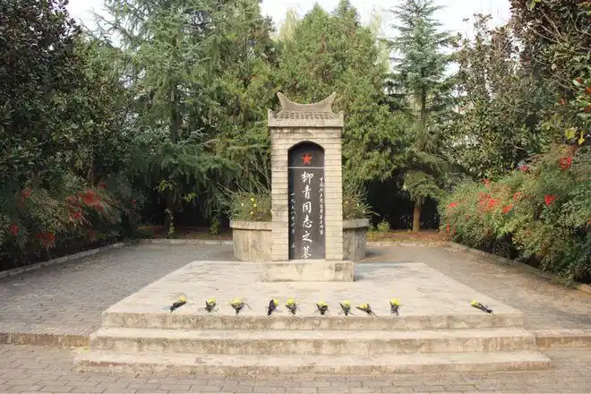 全体团支书一同进入墓园,拜谒柳青墓.