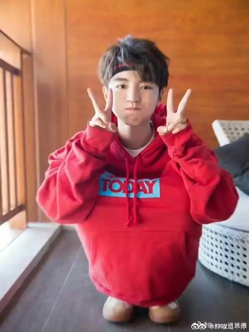 现在比耶vs小时候比耶#王俊凯比耶跟小时候一模一样,笑容灿烂如阳光