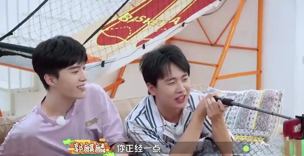 原创the9虞书欣遇对手与刘雨昕玩亲亲卖萌被郭麒麟耿直怼你正经一点