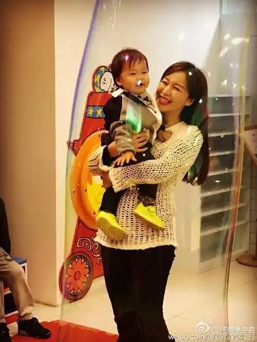 林申老婆杨雨辰和儿子近照大曝光,不仅和李沁是好友,更撞脸李沁