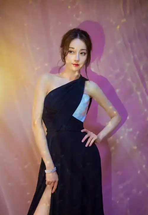 迪丽热巴穿樱花粉裙子美得太不真实了