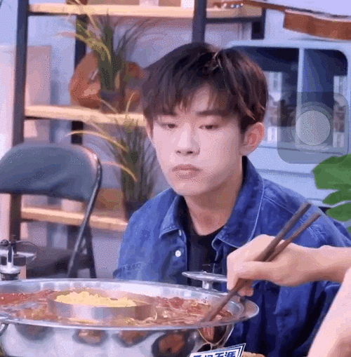 在新剧《热血同行》中千玺的吃播也是让人看着超有食欲的,奶油蛋糕