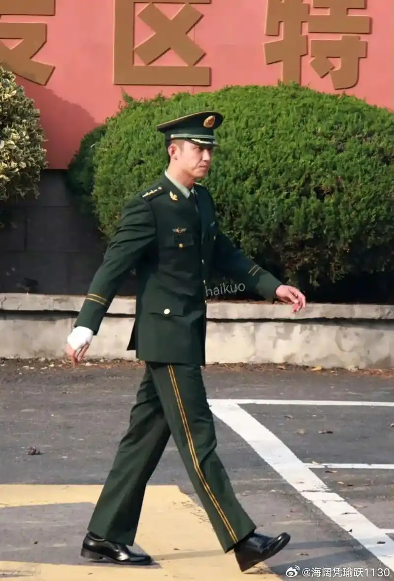 最爱你穿军装的样子,帅气瑜上线##黄景瑜 - 抖音
