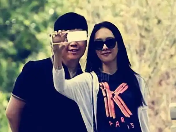 两人在咖啡店甜蜜约会,恋情毫不遮掩,大方秀爱.