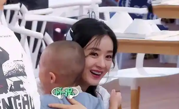 赵丽颖罕晒与儿子合照,4岁想想依偎妈妈身上玩耍,乖巧又可爱_事业
