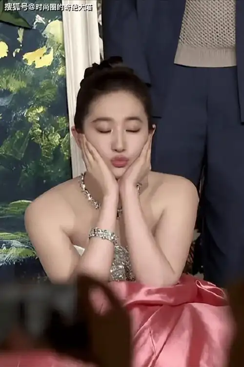 35岁刘亦菲亮相活动身材受热议 胖了瘦了又如何 美本来就和体重无关