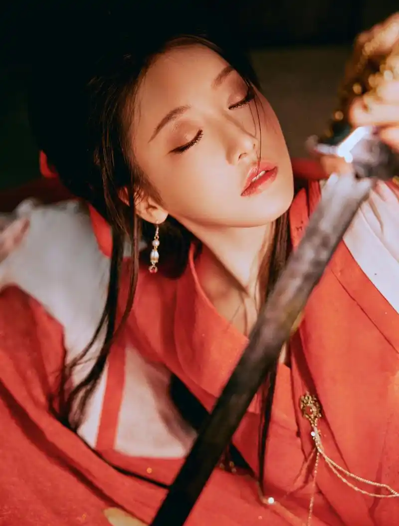 姜贞羽,红色古装裙,扎个红头绳,不一样的美丽!