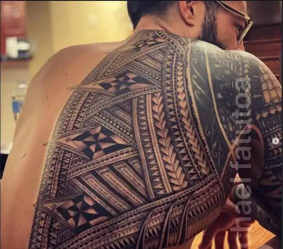 wwe罗曼·雷恩斯分享宝爸带娃的挑战与乐趣,其背部纹身正式完工!