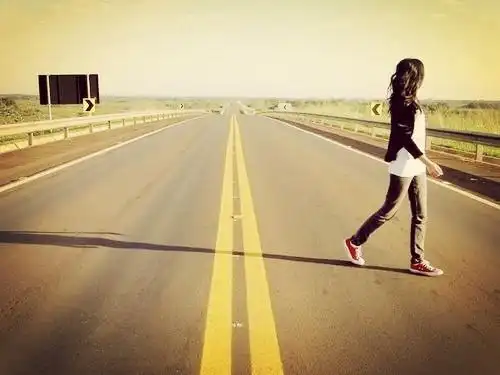 lomo一个人微笑行走