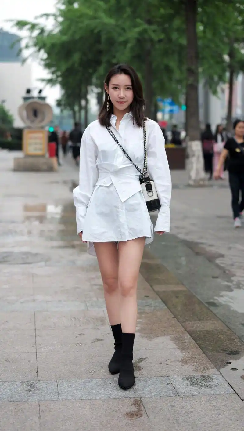 街拍:高挑的小姐姐,日常舒适的穿搭,时尚有个性!