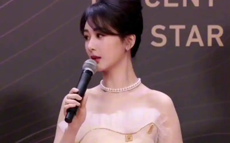 杨紫星光大赏红毯采访,说想要演一个狠人-梓萱66-杨紫红毯活动-哔哩