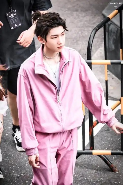 王源| 王源今日明日之子录制饭拍来袭 身穿粉色休闲套装……_高清图集