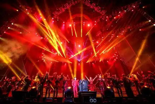 凤凰传奇演唱会送欢乐曾毅自购门票邀请农民工