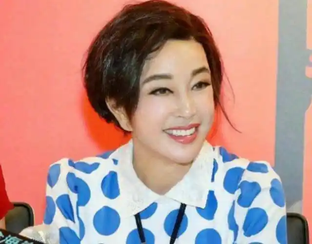 有种"自信"叫刘晓庆卸妆,67岁素颜照曝光,网友表示吓一跳!