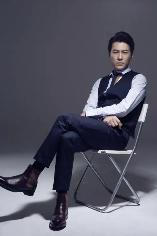 靳东:两次爱上离婚妇女,不顾家人反对娶了二婚女,如今很幸福