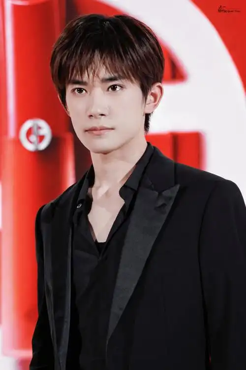 易烊千玺阿玛尼美妆全球品牌代言人