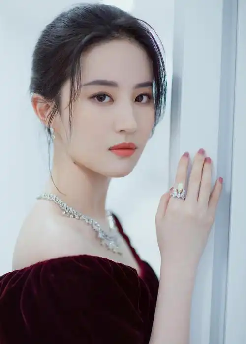 p>刘亦菲,1987年8月25日出生于湖北省武汉市,华语影视女演员,歌手