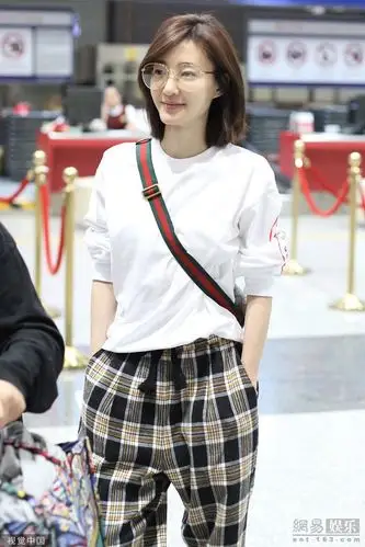 王丽坤素颜现身 戴金边眼镜衣着简约似文青_网易娱乐