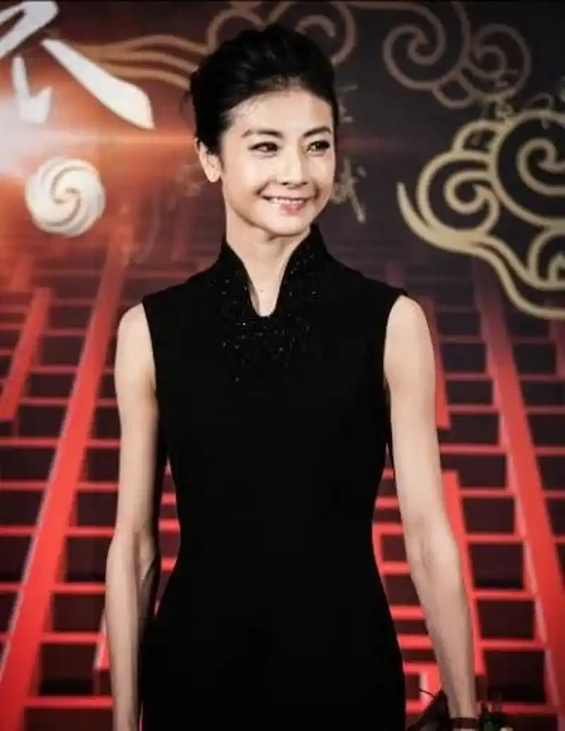 东方卫视美女主持人杨蕾闪婚身价十亿的土豆网总裁王微,结婚才一年,王