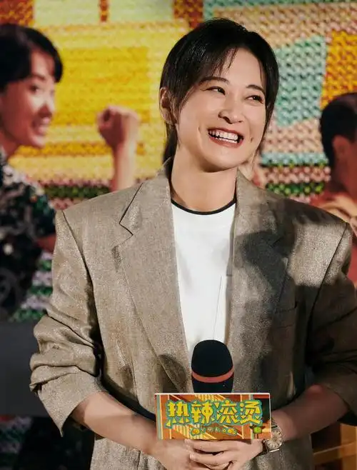 31岁杨紫和41岁贾玲同框,老天赏饭吃与科班毕业的演技差距太明显|演员