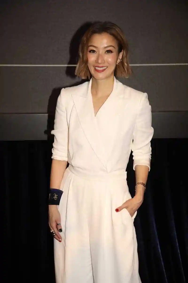 赞b哥哥演老爸称职,郑秀文入戏即有大姐风范