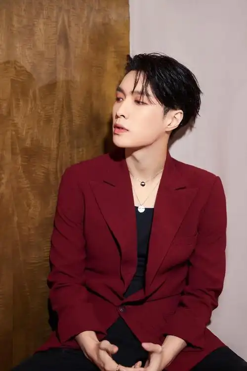 张艺兴西装俊朗写真图片29