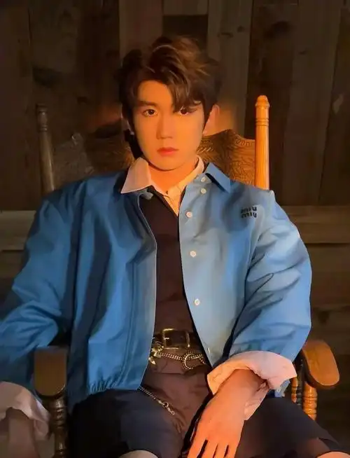 王源蓝色look新图,青春活力尽显潮流格调,帅得很轻松