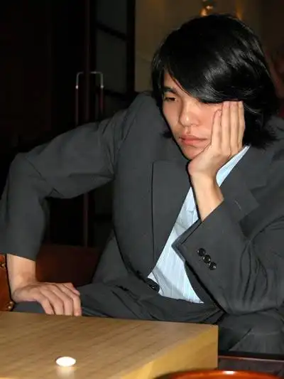 图文-韩国王位战尘埃落定 李世石苦思冥想