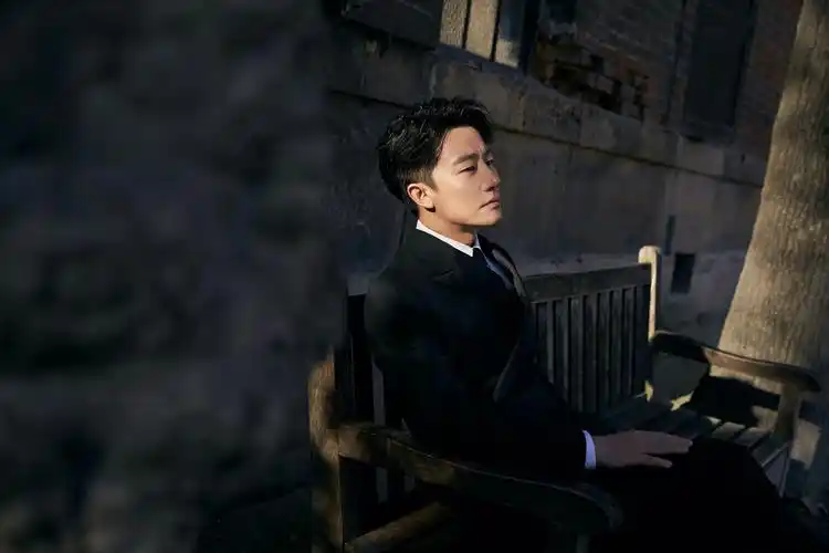 黄轩着经典款西装现身高订秀 街拍大片呈现电影质感