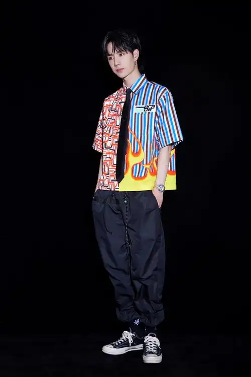 王一博分享200624甜甜的那年今日用舞蹈向青春致敬你的帅气学弟一博已