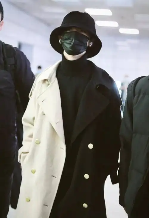 马嘉祺今日份饭拍 黑白拼接风衣搭配渔夫帽……_高清图集_新浪网