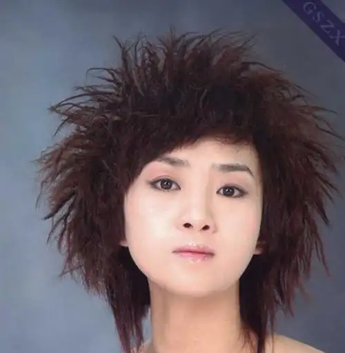 styie5狂野短发锡纸烫狂野指数:★★★★★发型点评:蓬松十足的锡纸烫