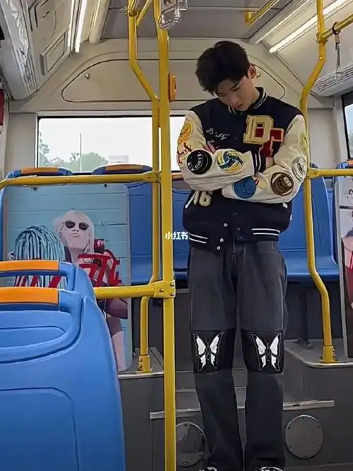 白敬亭公交车好帅好帅