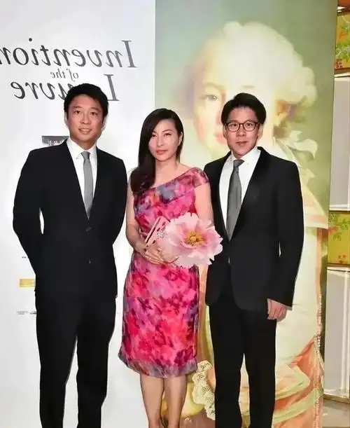 这张照片是霍启刚,霍启山,郭晶晶出席一场宴会,霍家的两个哥哥都长得