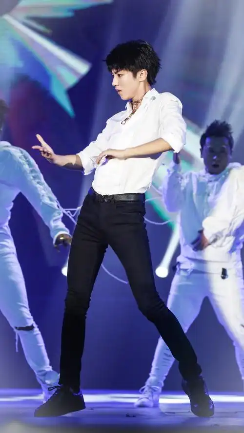 王俊凯身材黄金比例协助粉丝答对高考题