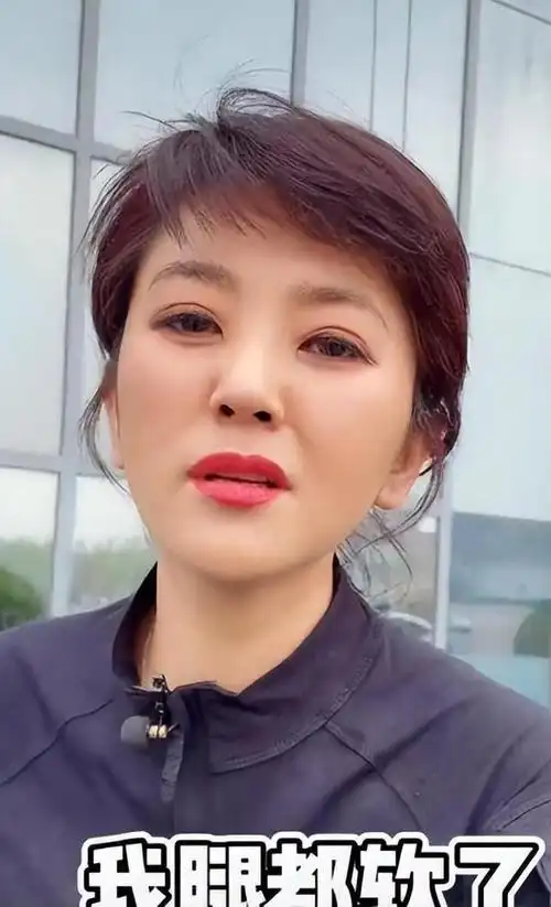 回顾从"央视一姐"到"查无此人",49岁的方琼,如今过得怎样?