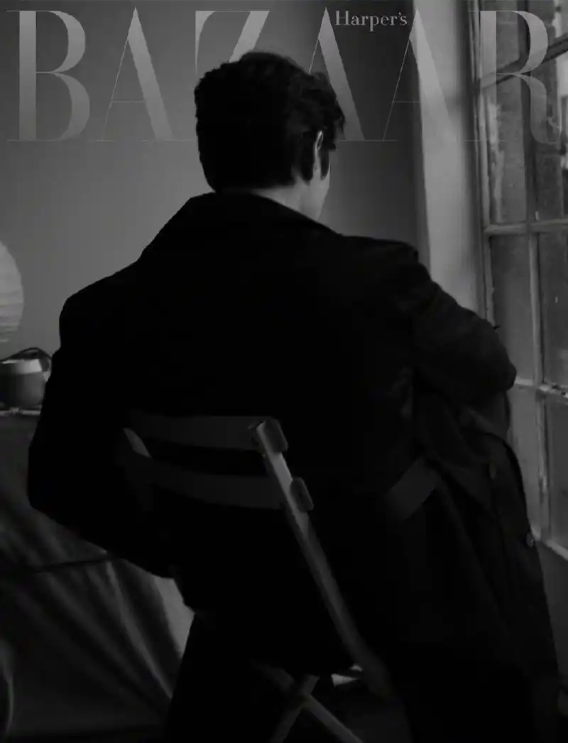 胡歌城市之上大片释出黑白色调叠加光影演绎电影质感