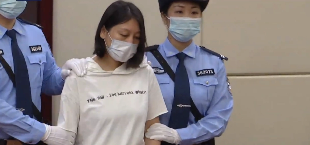 劳荣枝被判死刑庭审现场衣服上文字引关注这个秋天你收获了什么