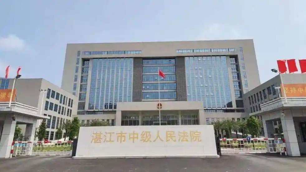 开庭现场,湛江市人民检察院公诉人,被害人小陈(化名)的父亲,以及嫌疑