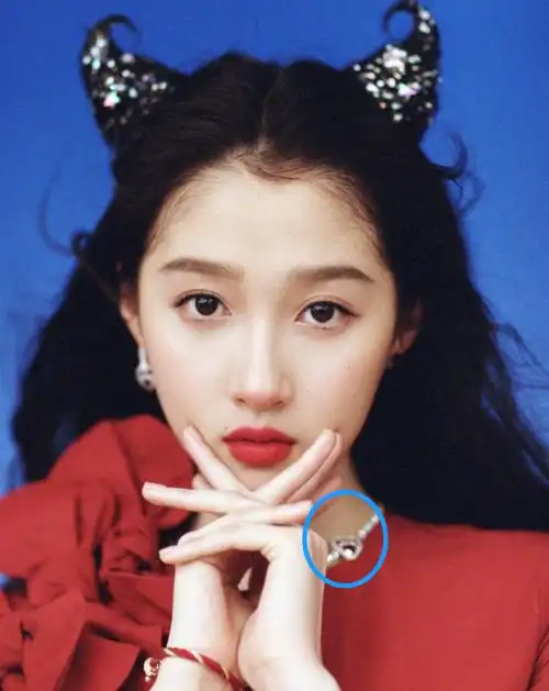 关晓彤穿万元运动鞋上春晚一双白嫩腿又长又直手上绳子值16万