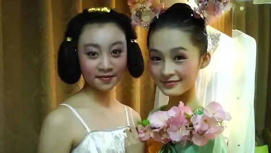 李沁的父母当时绝对不会相信,李沁11岁时,父母送他去昆曲班接受系统