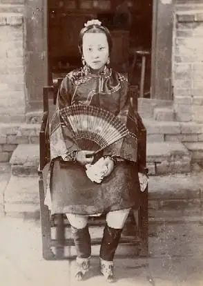 小脚女人老照片:美女风姿绰约,后面的一图太气人