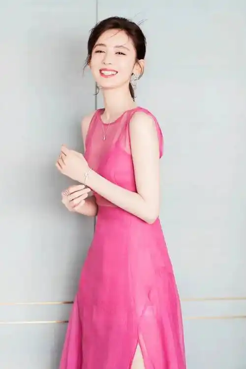 原创古力娜扎穿粉色薄纱裙突出傲人身体曲线性感优雅又清爽