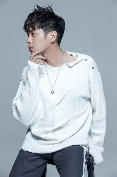 张若昀生日大片曝光白衣暖笑化身阳光男友