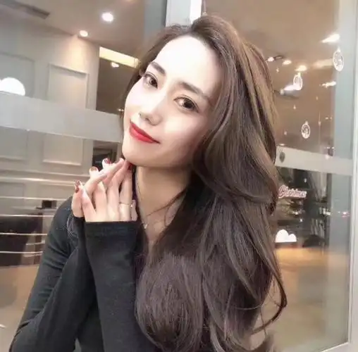 亚麻灰棕色头发图片(2020年流行发色趋势) - 赤虎壹号