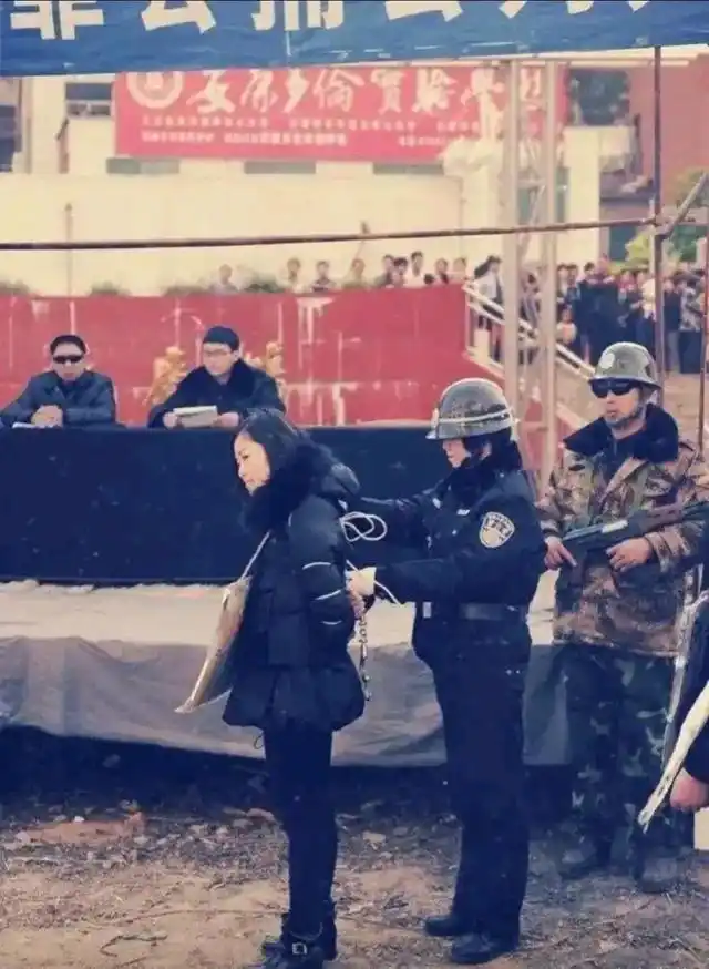 老照片1955年杭州照相馆出品的美女照1978年山东大学学生合影