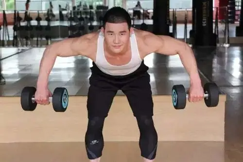 当年小兵张嘎已变肌肉猛男 一拳一个鬼子不在话下